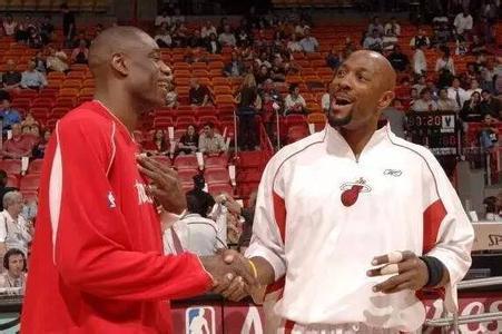 显得犹疑 显得犹疑