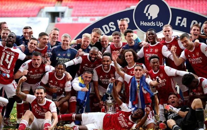 詹姆斯靠节奏稳住局势，东契奇砍42分点亮全场，这场比赛在讲述年龄与风格的变迁吗？